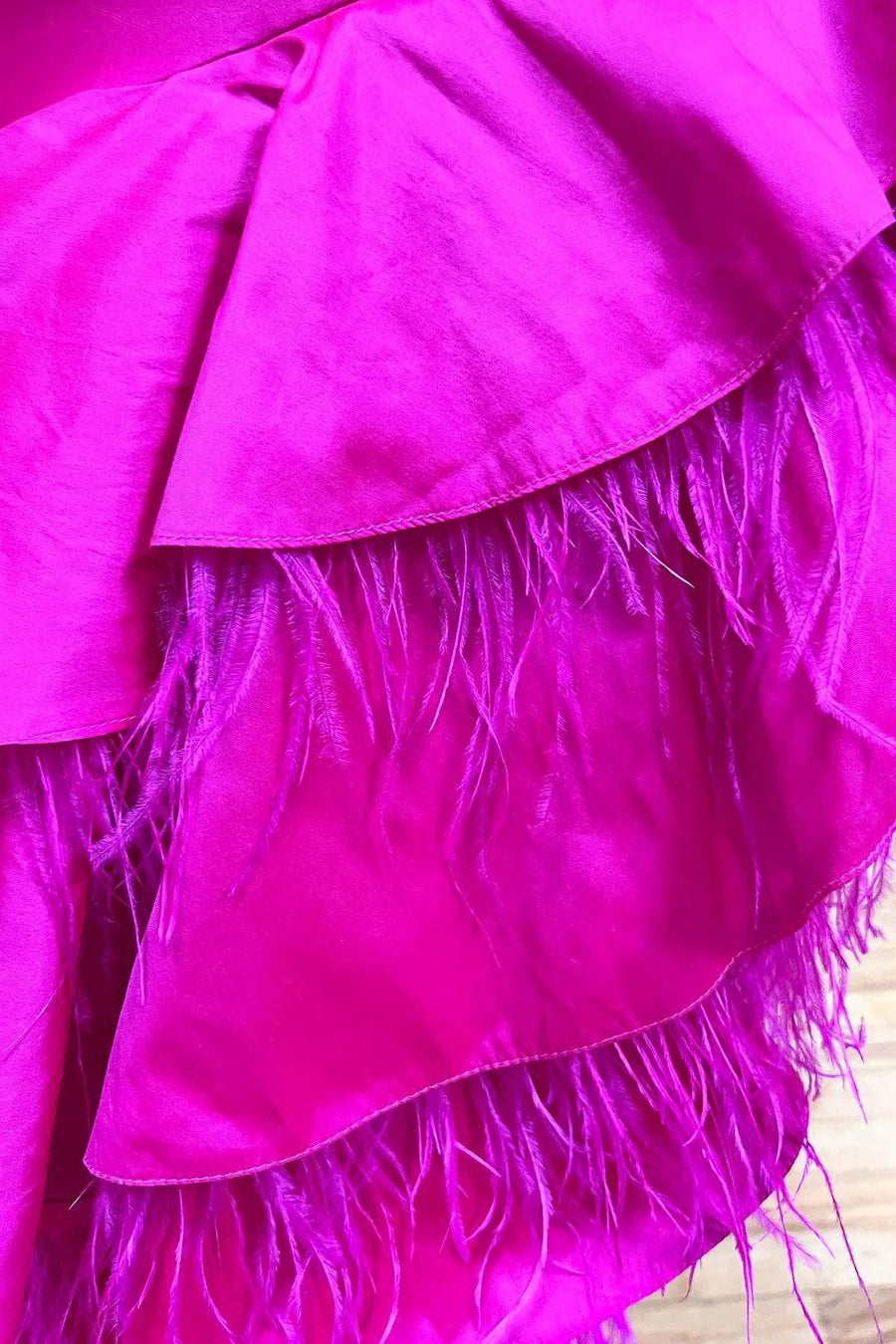 Vestido de fiesta de satén con plumas y escote en V alto-bajo